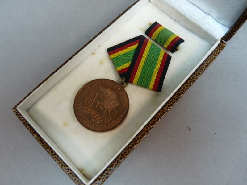 DDR NVA Trouwe Dienst Medaille Brons met doosje - Afbeelding 3