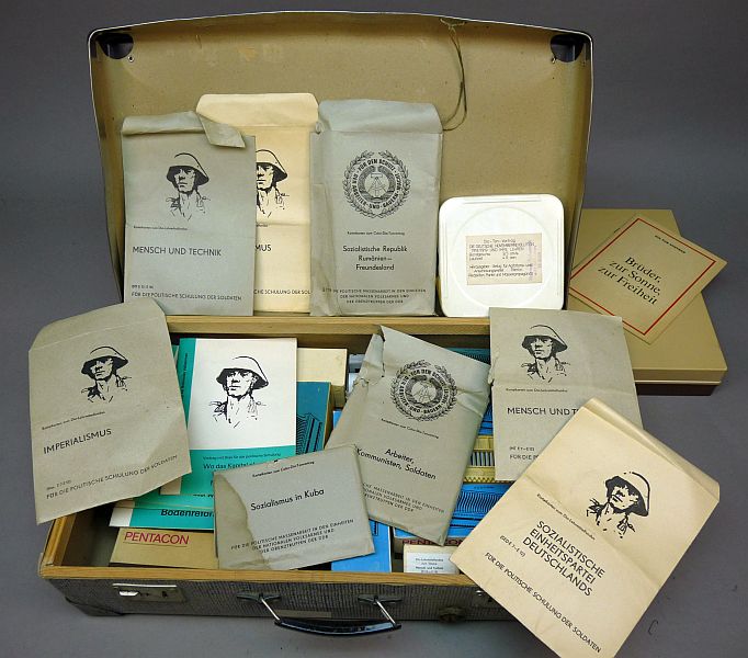 DDR / NVA Propagandakoffer, Opleidings- en Propagandamateriaal