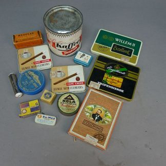 Lotje met oude blikjes