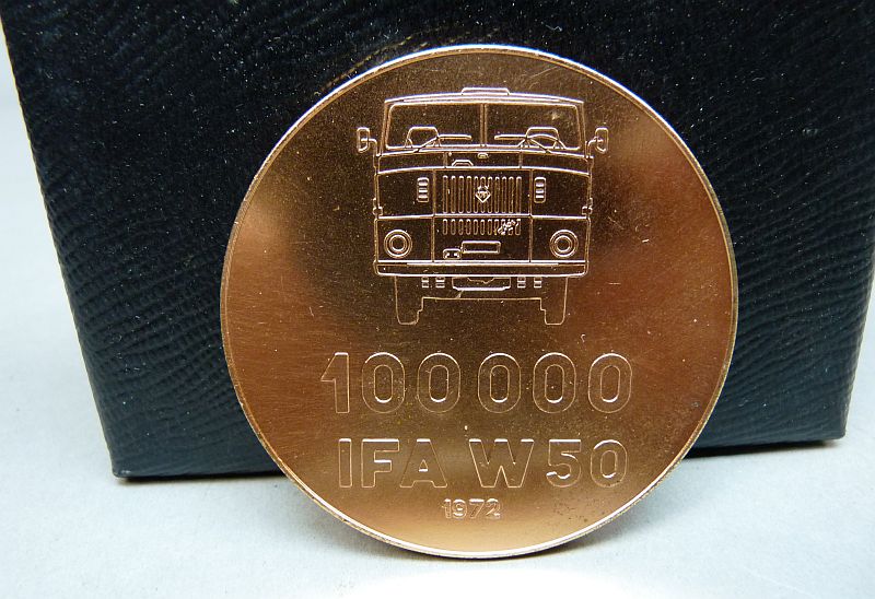 DDR Herdenkingspenning – 100.000e IFA W50 (1972) - Afbeelding 2