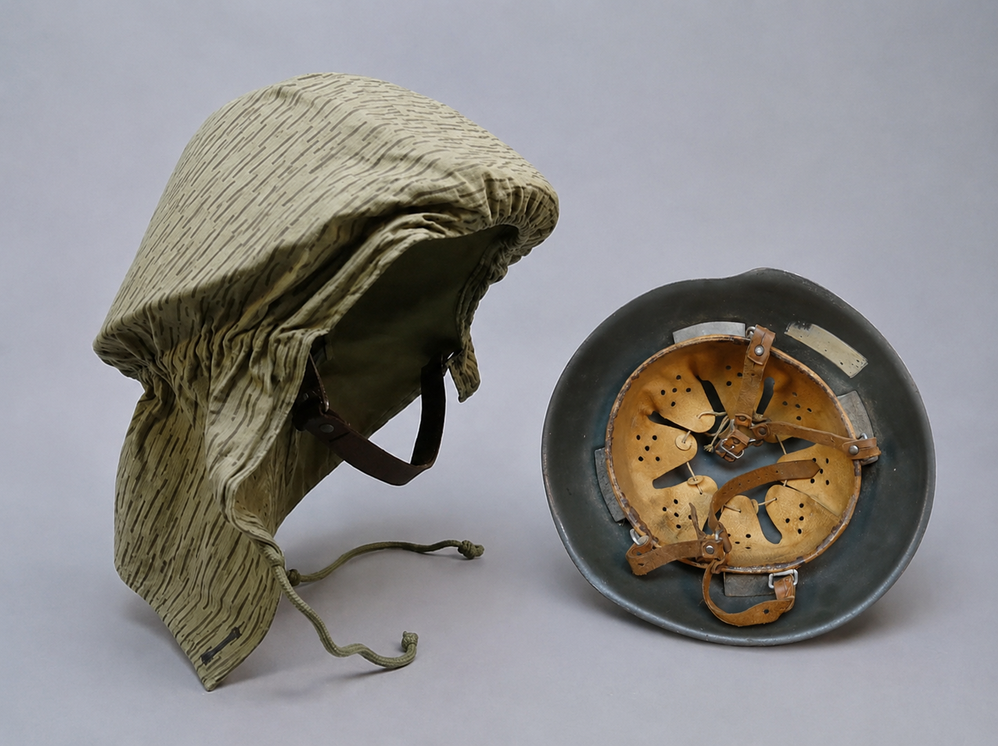DDR NVA M56 Helm – 1e Model 1960 met periodieke helmcover