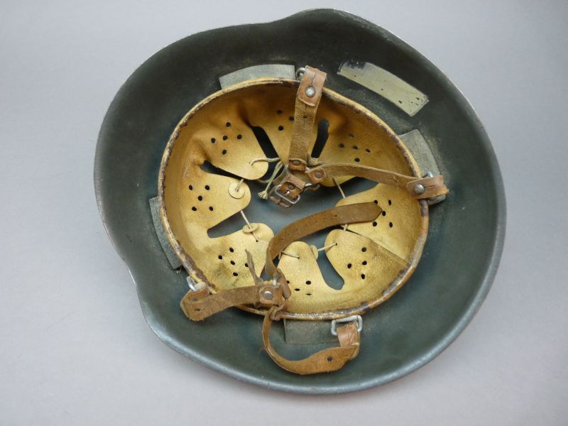 DDR NVA M56 Helm – 1e Model 1960 met periodieke helmcover - Afbeelding 3