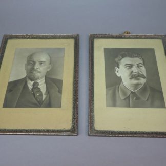DDR ingelijste portretten van Lenin en Stalin