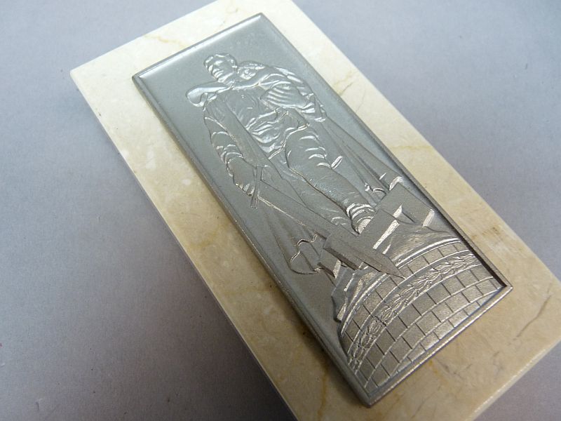 DDR plaquette met reliëf van Sovjetmonument - Afbeelding 3