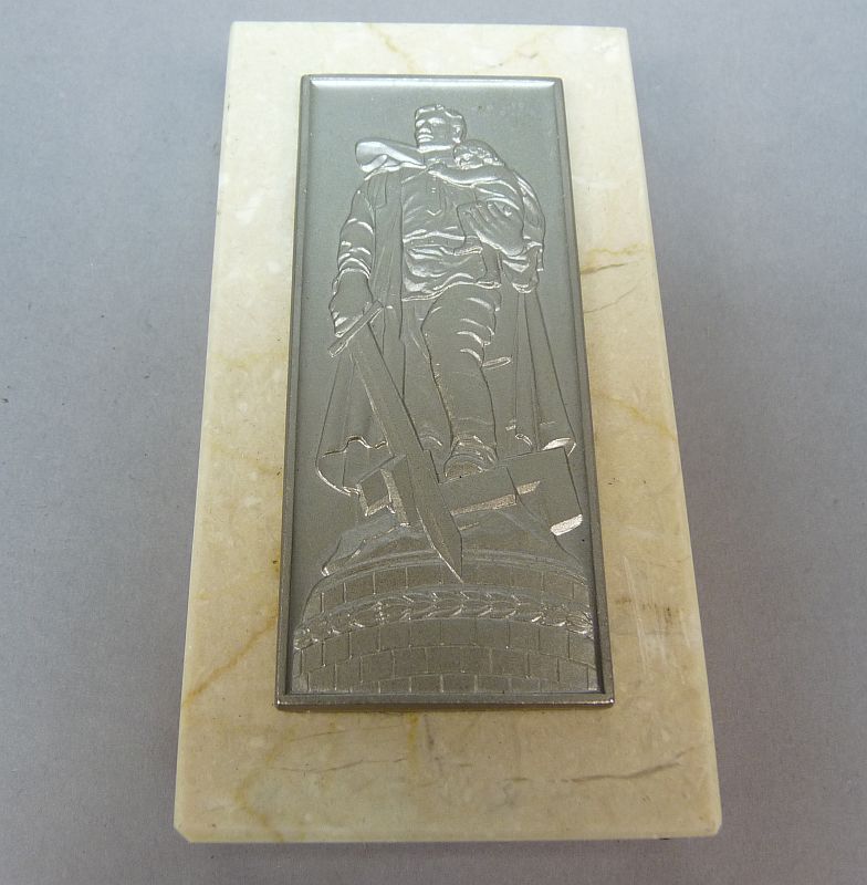 DDR plaquette met reliëf van Sovjetmonument