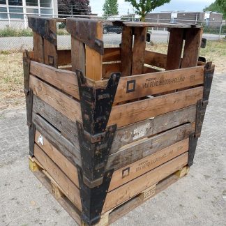 Houten stapelkrat op blokpallet met 5 losse opzetranden