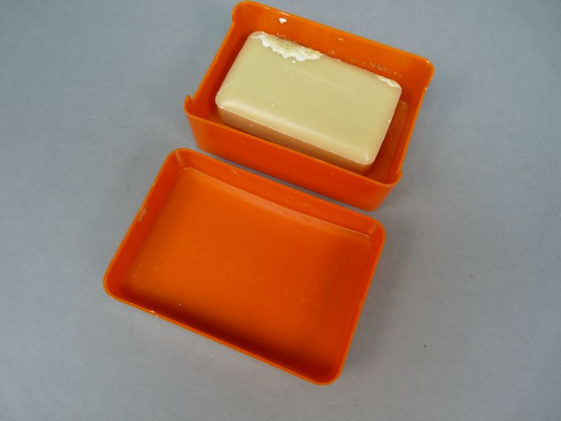 Vintage oranje zeepdoos met zeep – DDR / Oost-Duitsland