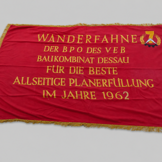 Originele DDR Wanderfahne – Baukombinat Dessau 1962