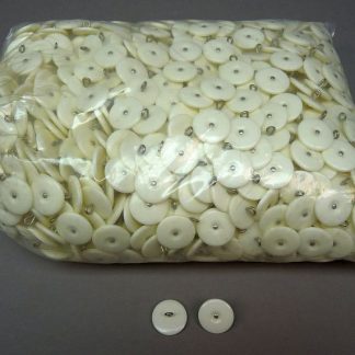 Zak met ca. 1500 witte uniformknopen – met metalen oog