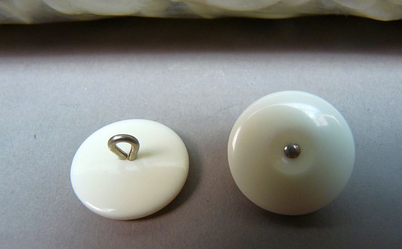 Zak met ca. 1500 witte uniformknopen – met metalen oog - Afbeelding 2
