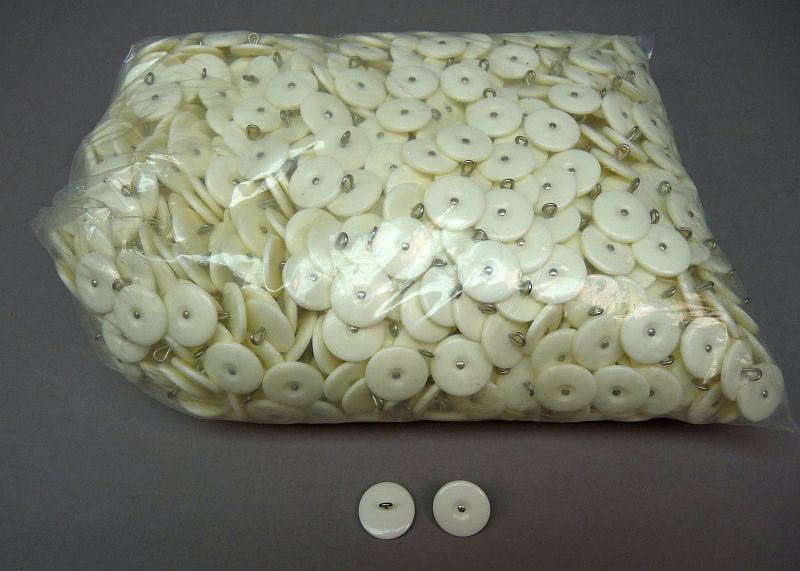 Zak met ca. 1500 witte uniformknopen – met metalen oog