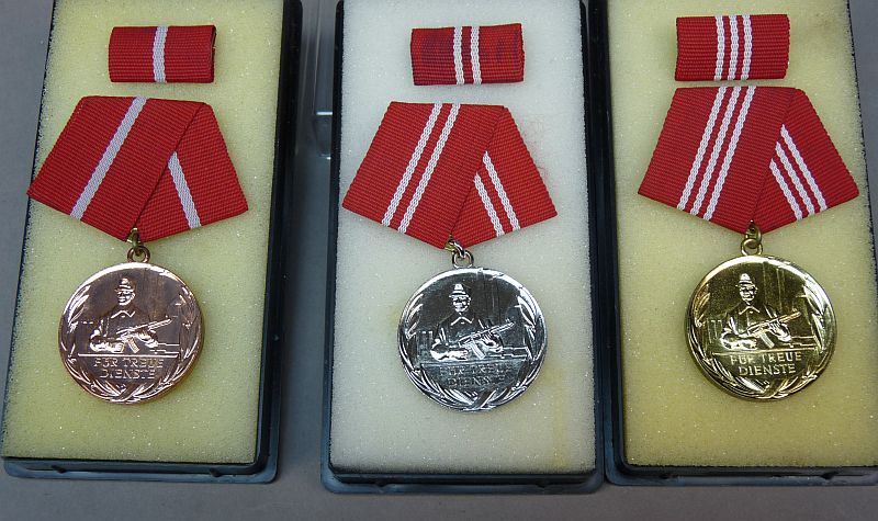 DDR Kampfgruppen-medaille – brons, zilver en goud - Afbeelding 2