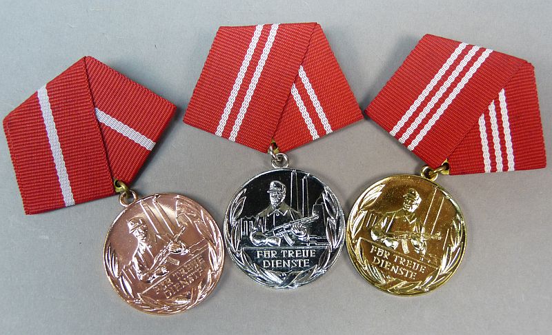 DDR Kampfgruppen-medaille – brons, zilver en goud - Afbeelding 4