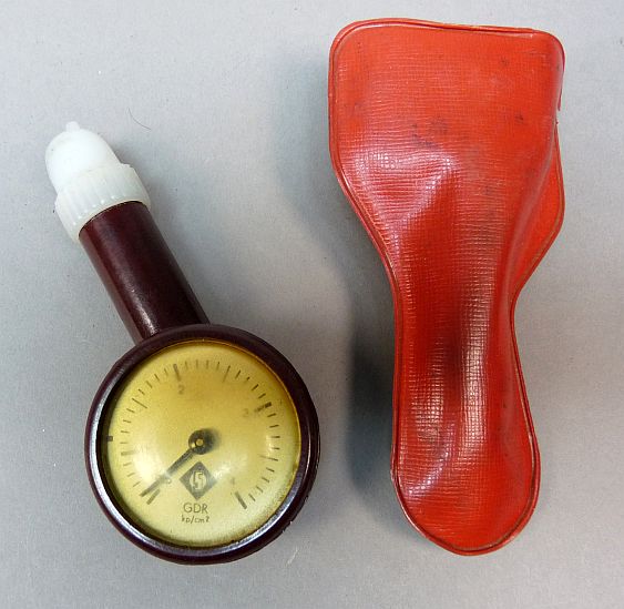 Vintage DDR bakelieten bandenspanningsmeter – met etui