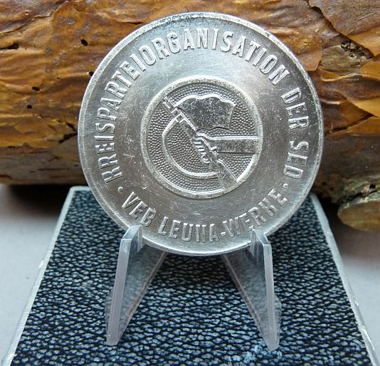 DDR Kampfgruppen medaille V.E.B Leuna-Werke 1953-1978 - Afbeelding 2
