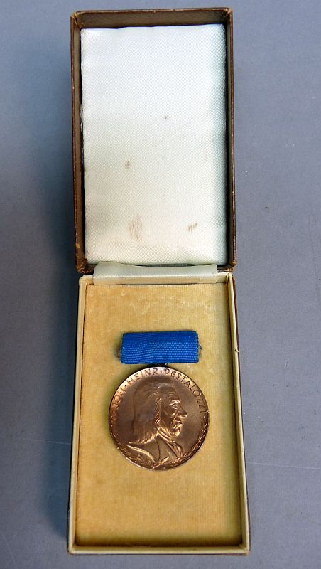 DDR Pestalozzi medaille – Bronzen uitvoering in originele doos
