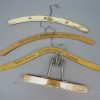 Antieke houten kleerhangers uit de jaren 30 – set van 4 met reclameopdruk