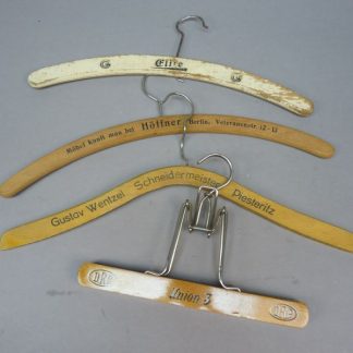 Antieke houten kleerhangers uit de jaren 30 – set van 4 met reclameopdruk