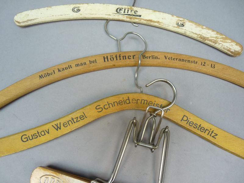 Antieke houten kleerhangers uit de jaren 30 – set van 4 met reclameopdruk - Afbeelding 3