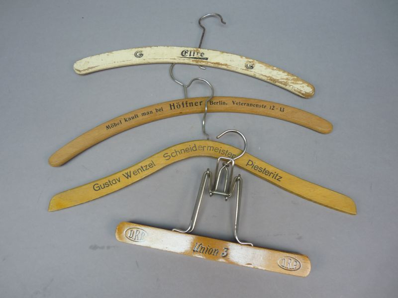 Antieke houten kleerhangers uit de jaren 30 – set van 4 met reclameopdruk