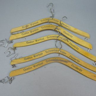 Originele jaren ’30 houten kleerhangers