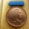 DDR Pestalozzi medaille – Bronzen uitvoering in originele doos - Afbeelding 4