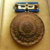 DDR Pestalozzi medaille – Bronzen uitvoering in originele doos - Afbeelding 2