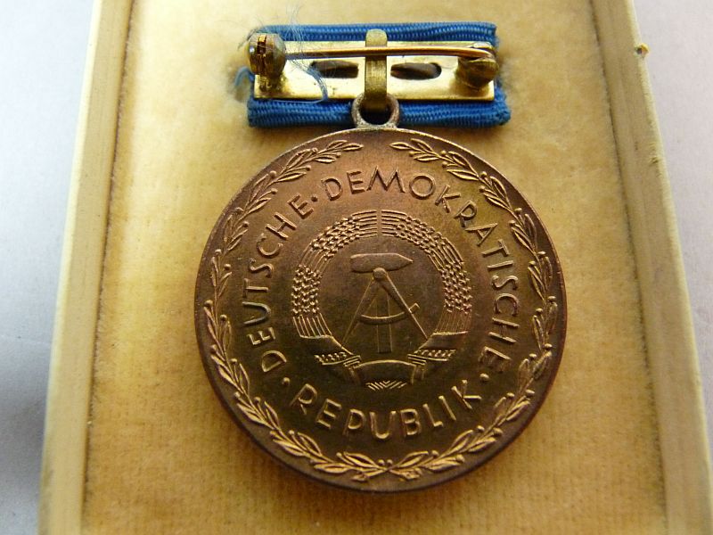 DDR Pestalozzi medaille – Bronzen uitvoering in originele doos - Afbeelding 2