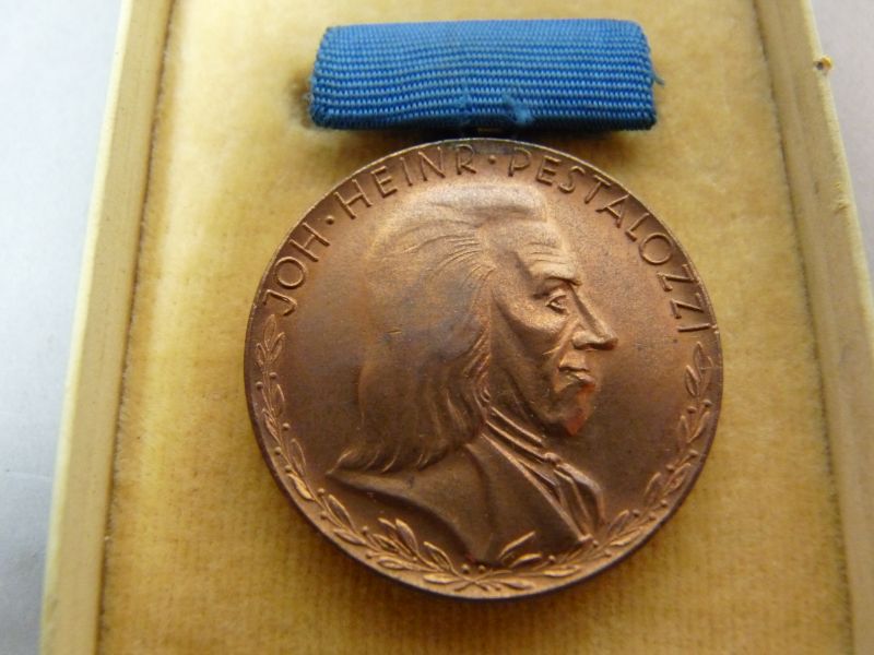 DDR Pestalozzi medaille – Bronzen uitvoering in originele doos - Afbeelding 4