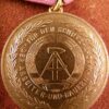 Medaille ,,Fur Treue Pflichterfullung in der Zivil verteidigung,, - Afbeelding 2