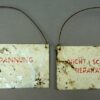 2 metalen bordjes uit een bunker / werkplaats o.i.d