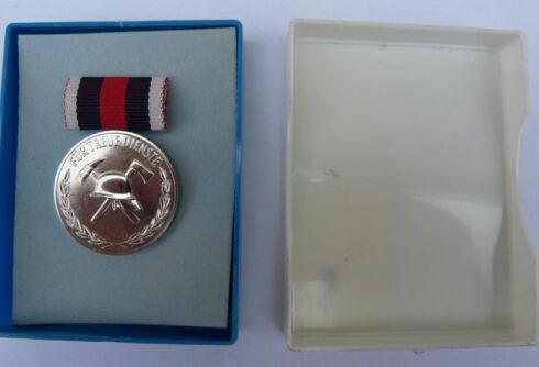 DDR medaille ,,Fur Treue Dienste, Feuerwehr,, in zilver