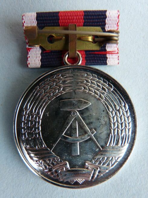 DDR medaille ,,Fur Treue Dienste, Feuerwehr,, in zilver - Afbeelding 3